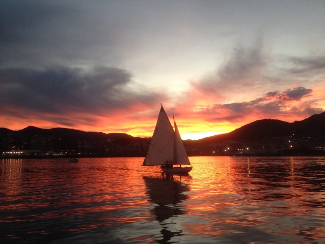  Voilier aux lumières du coucher du soleil 
